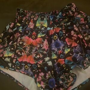 Lululemon size 2 low rise 2.5 inch hotty hot short